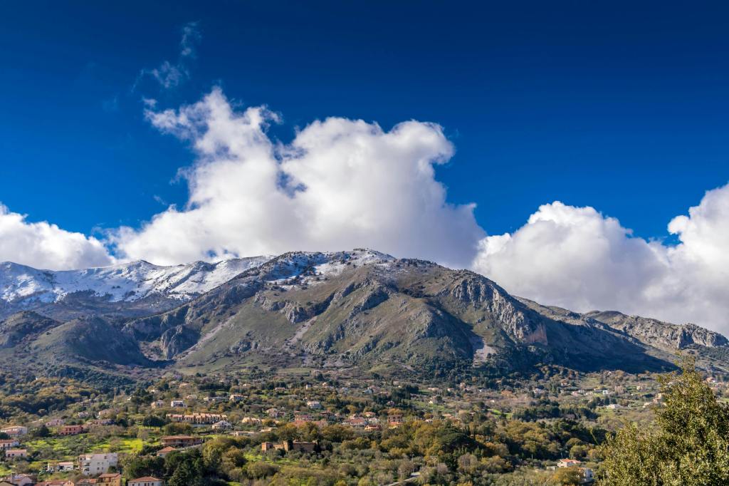 https://www.pexels.com/photo/town-at-the-foot-of-the-snowcapped-mountain-15859903/